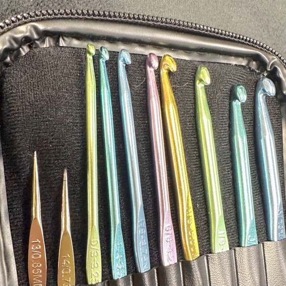 BOYE Knitting Needles Set of 24 in Faux Leather Pink Case - Picture 7 of 7